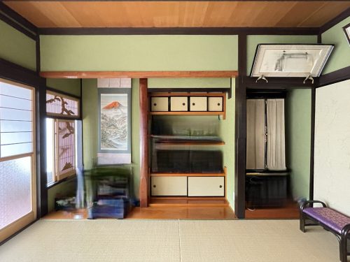 母屋８帖の和室は床の間・仏間・書院が作ってあり純和風の上品な造りです(居間)