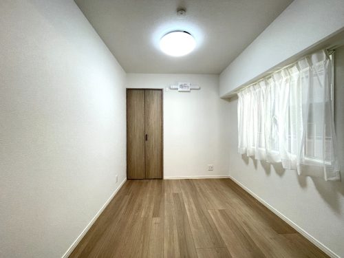 4.5帖のお部屋にも窓が有り、明るく朝を迎えることができます。(寝室)