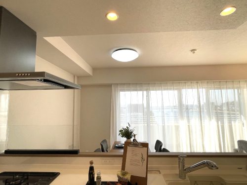 リビングダイニングを見守りながら家事ができる子育て応援キッチン！(キッチン)