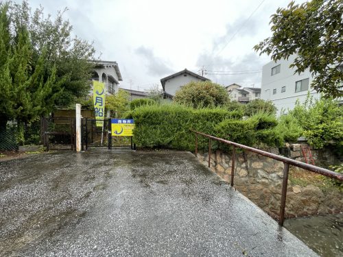 南西側から徒歩や自転車バイクで出入り可能です。(外観)