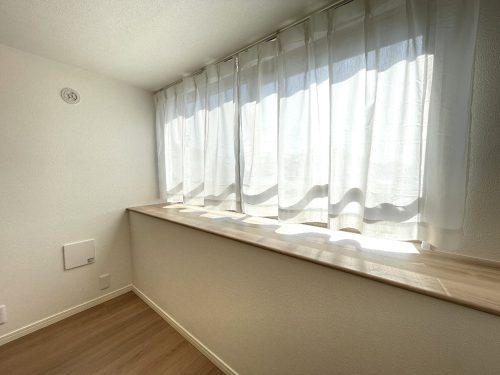 リビングの出窓もおしゃれです。(居間)
