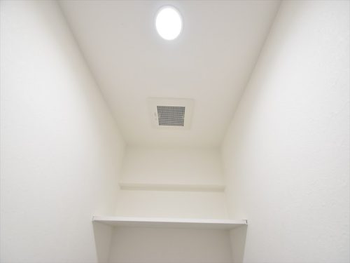 トイレにオープン収納有！