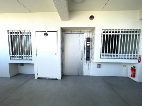 共用廊下側の二つの洋室の窓の下はエアコンの室外機置場にもなります。(玄関)