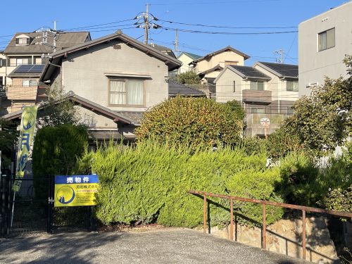 南西側は水路に架橋があり、隣地と共有しています。(外観)