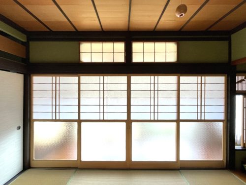 ８和の南側　広縁に向かって陽当たりも良く冬は暖かく夏は土壁で涼しい天然素材のエコ住宅(居間)