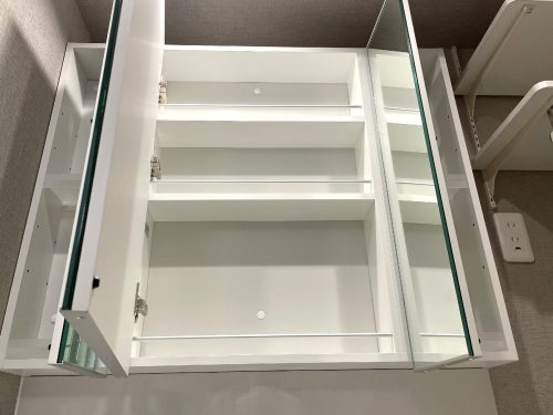 三面鏡の内側は細々した物を収納できます。