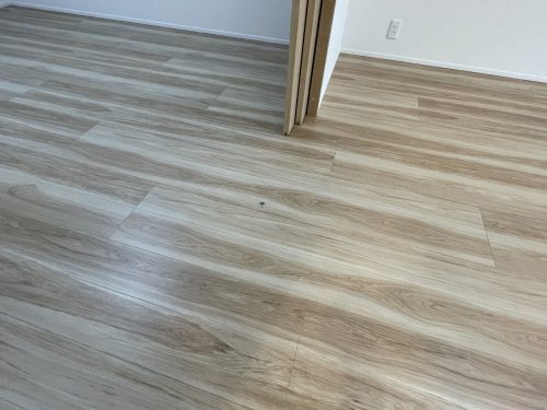引戸のレールは無く、お掃除しやすいバリアフリー(寝室)
