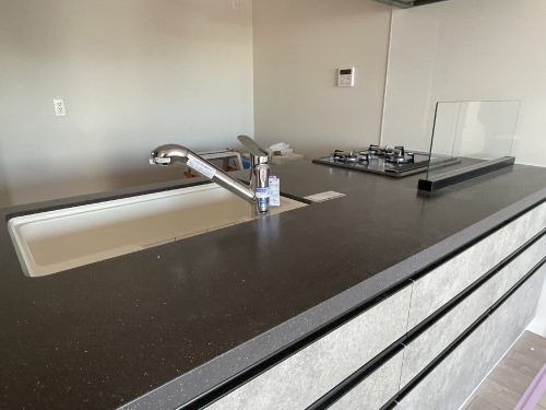 ワークトップはスタイリッシュなアッシュグレー　どんな会話が飛び交うのでしょうか？(キッチン)