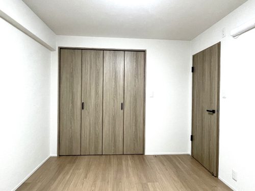 6.3帖洋室の様子です。お部屋全体カラーも統一されて住みやすい環境となっています(寝室)