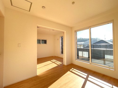 ３階南側の二つのお部屋は引き戸を開けると第二のリビングにも！。(寝室)