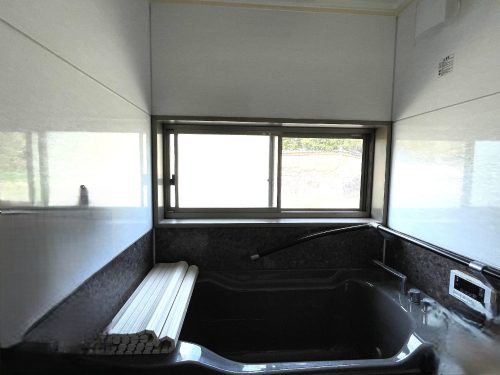 夏場などの通気性も十分に取れる窓付のユニットバス(風呂)