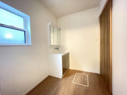 子育て世帯には憧れのゆったりした洗面室。小さなお子様と一緒の生活には必須！