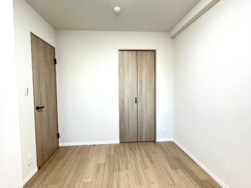 約5.0帖洋室　床・壁・クローゼット内・建具等新しくなりシーリングライト設置済み(子供部屋)