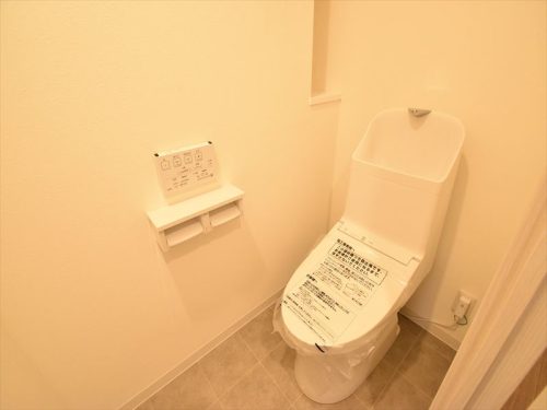 トイレは節水型のお手入れ簡単シンプルトイレに新規交換