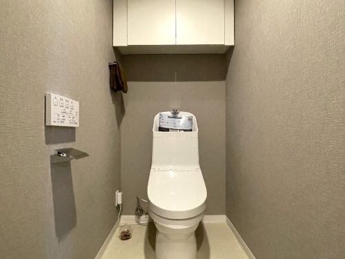 トイレはゆったりしたスペース　節水型シンプルトイレでお手入れ簡単