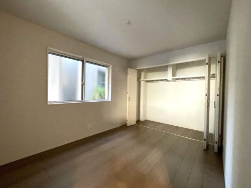 １階6.0帖　壁面いっぱいのクローゼットを開けた状態の写真です。(寝室)