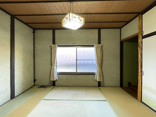 2階の6帖の和室 現在の押入れ収納はクローゼットにリフォームするプランもご相談いただけます。(寝室) 2階の6帖の和室 現在の押入れ収納はクローゼットにリフォームするプランもご相談いただけます。(寝室)