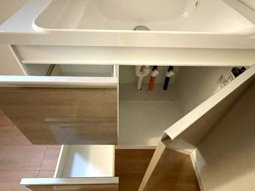 洗剤やシャンプーなどのストックも収納できます