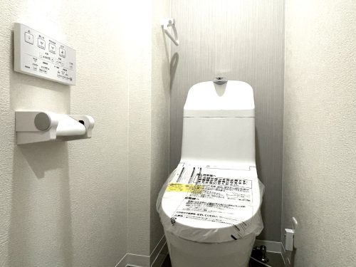 シンプルな形の節水型トイレ　汚れにくくお掃除もしやしトイレです