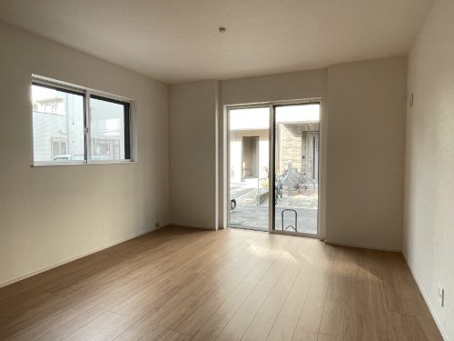 リビングの窓は２ヶ所。どちらにも防火シャッター有！防音効果と保温効果もあるので冬の朝が早く温まります。(居間)