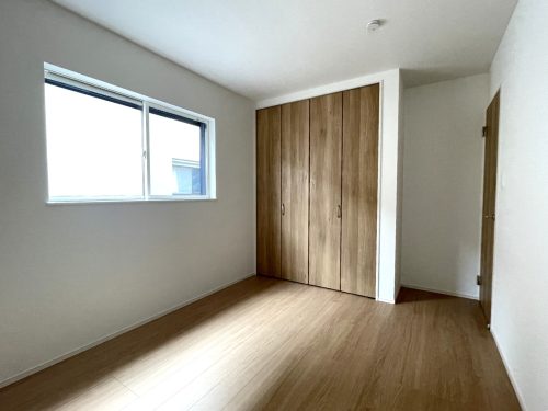 南側の納戸表記の６帖のお部屋(寝室)