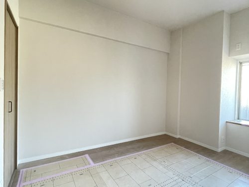 北側の洋室も自然採光が入ります。(寝室)