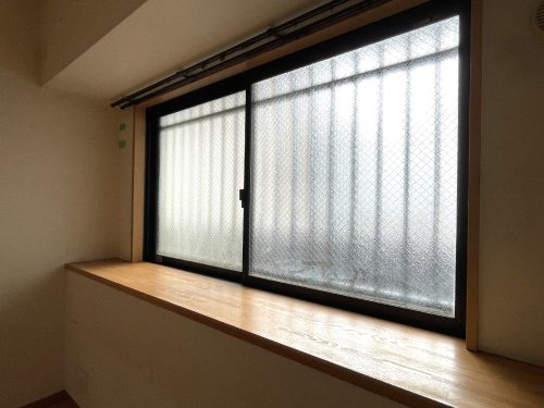 同じ６帖の洋室の出窓です。共用廊下側のお部屋にもエアコンの設置が可能です。(寝室)