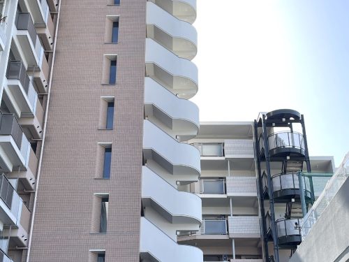 総戸数376戸の大規模マンションなので修繕積立金も負担が少ないのが特徴です。(外観)