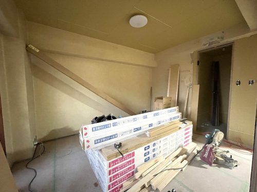 リビング続きの6.0帖のお部屋にはウォークイン型のクローゼットが作られます。完成替えから内覧いただけます。ご希望をご相談下さい。(寝室)