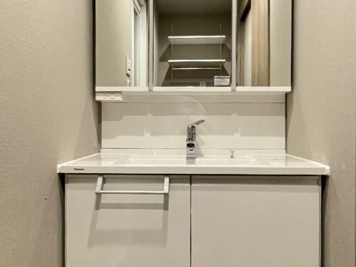 幅約９０ｃｍあるので、鏡もワイドでＬＥＤライトが縦に入ってます