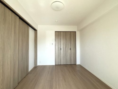 リビングの隣は3枚の引き戸で仕切られた6.0帖の洋室(寝室)