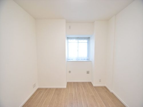 約6.0の洋室も出窓外部はエアコンの室外機設置OK！(寝室)