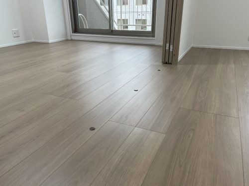 リビングと隣の5.9帖の洋室の引き戸を置けるとバリアフリーの床で広々(子供部屋)