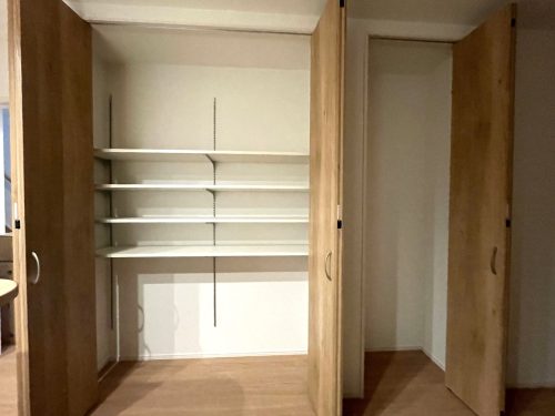 キッチンサイドの大型収納の中です(居間)