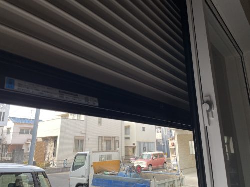 防火シャッターはリビング窓と２階の主寝室の窓にもあるので静かな環境で就寝できます。(居間)