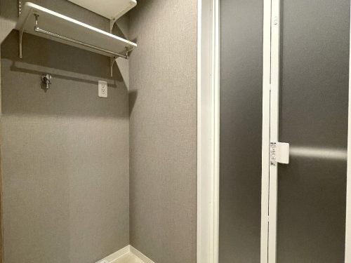 洗濯機置き場の上にオープン収納
