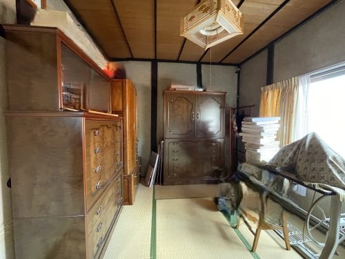 母屋２階の北側約６帖の和室　ご希望により家具などもご利用いただけます(寝室)
