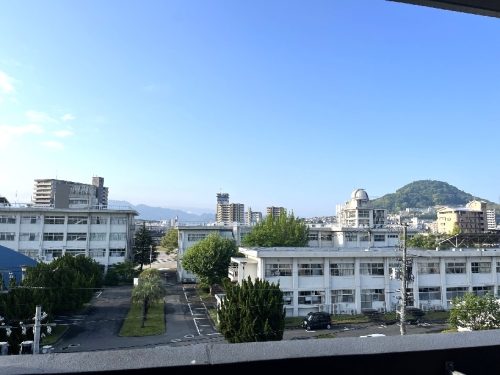 バルコニーからの眺望　前方は国立広島大学付属小学校・中学校の建物です。
