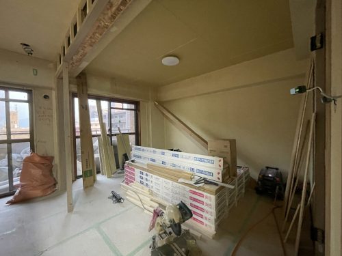 続間の境は三枚引き戸で仕切られます。(居間)