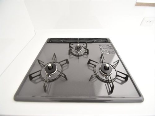 三口ガスコンロで一気に時短調理出来ます(キッチン)