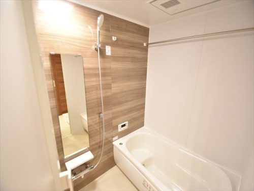 ユニットバス等の水回りもスッキリきれいに新しい物に交換されています(風呂)