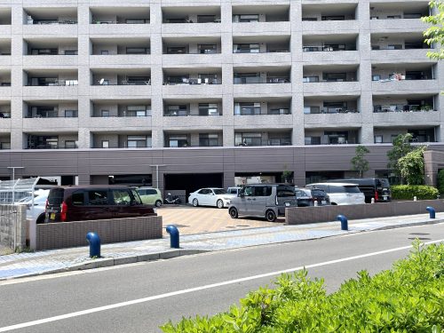 平面駐車場と機械式駐車場があります