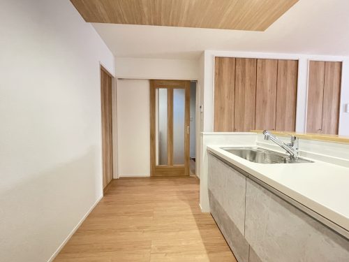 キッチンサイドに折れ戸の収納有♪パントリーにも使えますよ(キッチン)