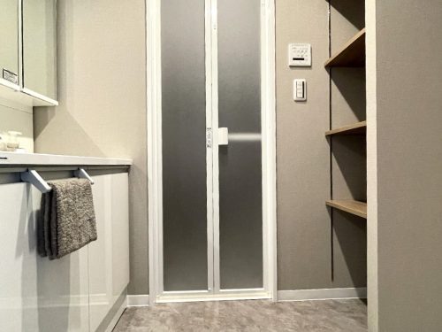 限られた空間でも収納タップリの洗面室