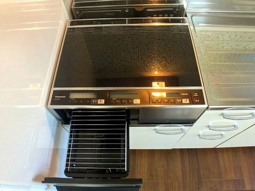炎が無いので家事になりにくいIHクッキングヒーター(キッチン)