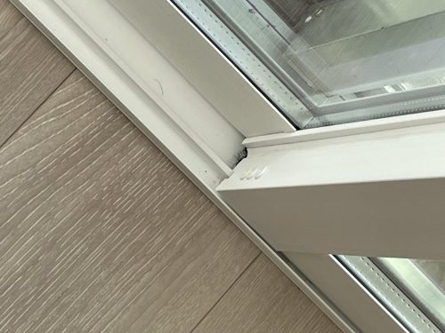 窓は二重サッシで外部の音も聞こえにくく、冬の寒さもお部屋に伝わりにくいのでエアコン代を節約できます。