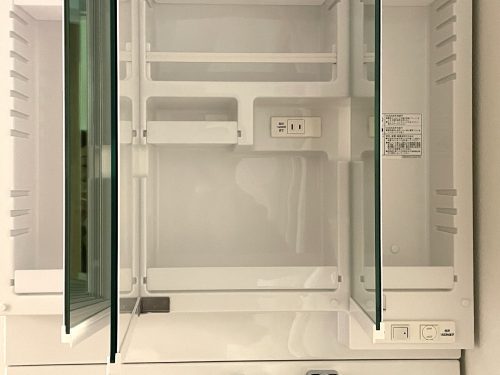 洗面台の鏡の中が高さ調節可能な収納になっており、コンセントも２ヵ所♪