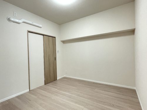 約5.2帖のお部屋にもエアコン設置用の先行配管があります(寝室)