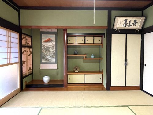 母屋8帖の和室は床の間・仏間・書院が作ってあり純和風の上品な造りです(居間) 母屋8帖の和室は床の間・仏間・書院が作ってあり純和風の上品な造りです(居間)