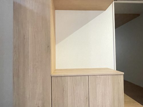 タップリ収納できる大型のシューズボックスは季節のディスプレイやお子様の作品を展示したりできますよ(玄関)